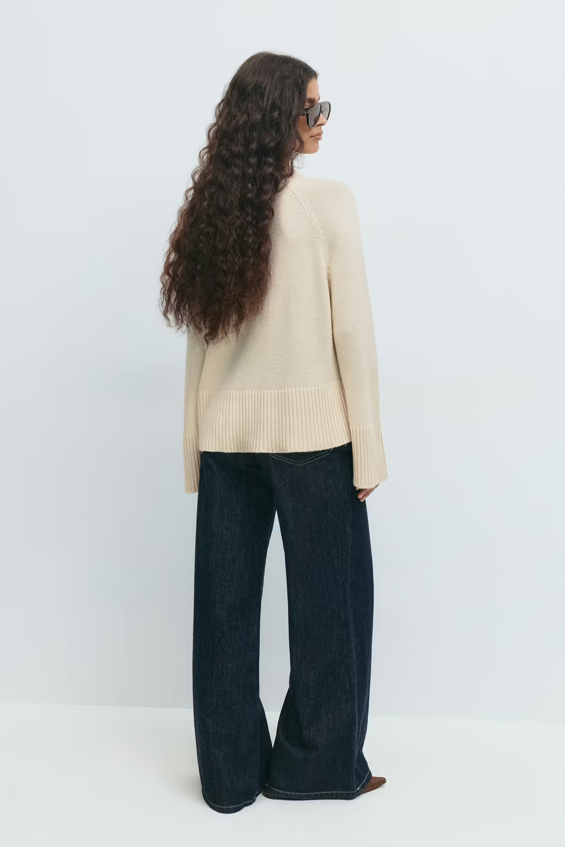 Round neck knitted sweater