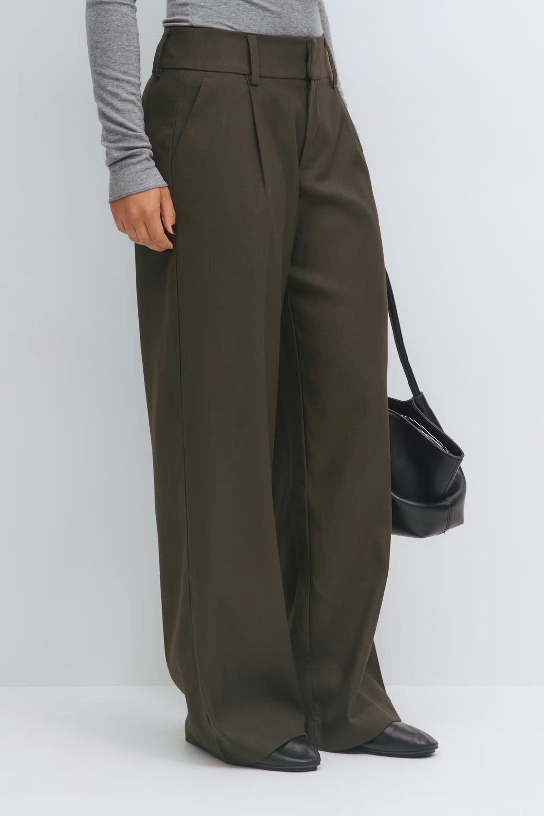 Low wide pleated trousers